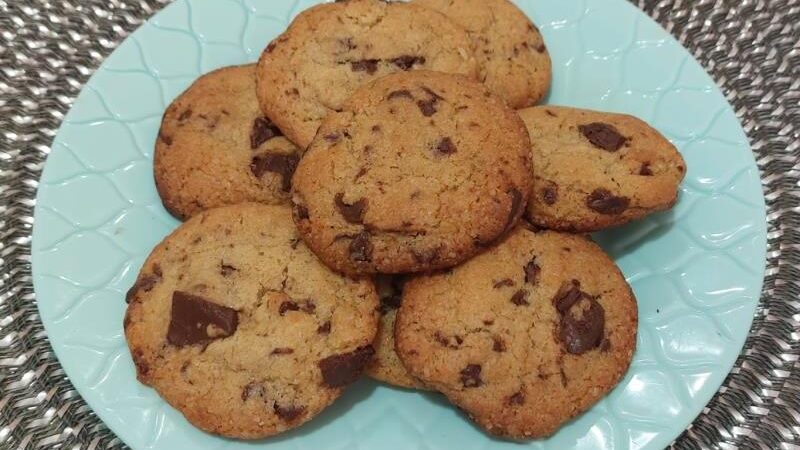 Domaći keksi s komadićima čokolade (chocolate chip cookies)